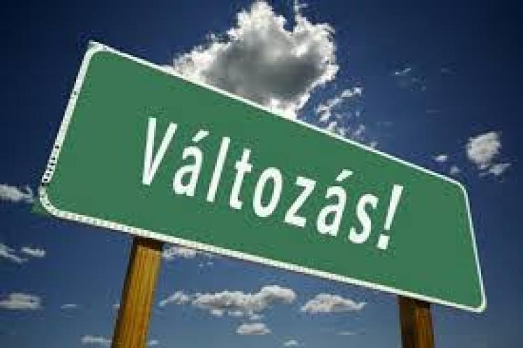 változás